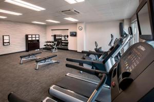 Fitness centrum a/nebo fitness zařízení v ubytování Courtyard by Marriott Schenectady at Mohawk Harbor
