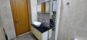 - une salle de bains avec toilettes sur un comptoir à côté d'une porte dans l'établissement Apartment near seaside, à Baku 9 autres photos