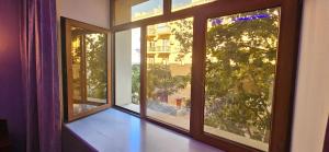 une fenêtre avec vue sur un bâtiment dans l'établissement Apartment near seaside, à Baku