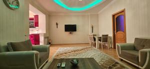 un salon avec un canapé et une table dans l'établissement Apartment near seaside, à Baku