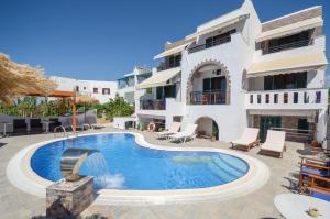 ein Schwimmbad vor einem Gebäude in der Unterkunft Orama Apartments in Agia Anna