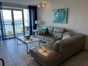 Χώρος καθιστικού στο OCEAN VIEW DELUXE SUITE: PVT. BEACH & POOL