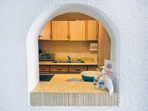 Η κουζίνα ή μικρή κουζίνα στο OCEAN VIEW DELUXE SUITE: PVT. BEACH & POOL