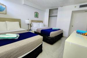 Ένα ή περισσότερα κρεβάτια σε δωμάτιο στο OCEAN VIEW DELUXE SUITE: PVT. BEACH & POOL