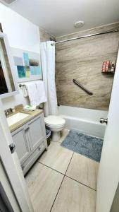 Ένα μπάνιο στο OCEAN VIEW DELUXE SUITE: PVT. BEACH & POOL