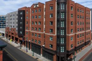 an apartment building on the corner of a street at Residence Inn Syracuse Downtown at Armory Square in Syracuse