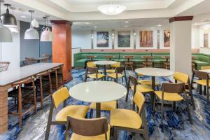Posezení v ubytování Fairfield Inn & Suites by Marriott Austin Parmer Tech Ridge