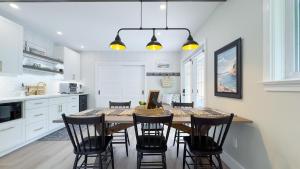Gallery image of New, stylish APT steps to sunsets & beach in Goderich