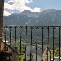 una valla con vistas a una montaña en Casa La Bordeta Remondillo, en San Juan de Plan