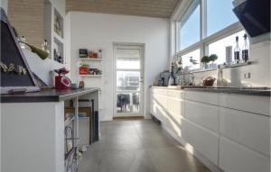 Kuchyň nebo kuchyňský kout v ubytování Three-Bedroom Holiday Home In Haderslev