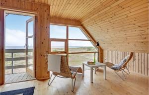 Posezení v ubytování Awesome Home In Læsø With Kitchen