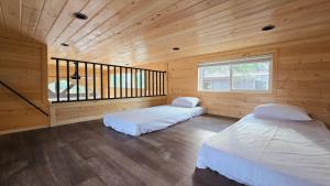 a bedroom with two beds in a wooden cabin at Cozy Cabins With Mountain View 7A in Williams
