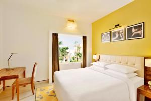 Postel nebo postele na pokoji v ubytování Four Points by Sheraton Mahabalipuram Resort & Convention Center
