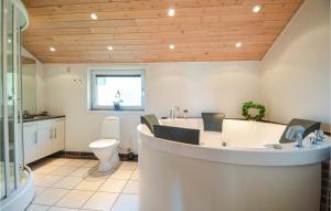 Koupelna v ubytování Pet Friendly Home In Rømø With Kitchen