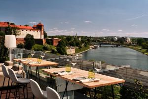 Výhled na řeku, která protéká v blízkosti hotelu