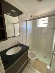 a bathroom with a sink and a toilet at Apartamento Molina in Franca