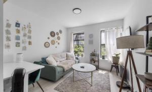 ein Wohnzimmer mit einer Couch und einem Tisch in der Unterkunft Oasis Apartment in the Heart of Union Square Downtown Manhattan in New York + 14 Fotos