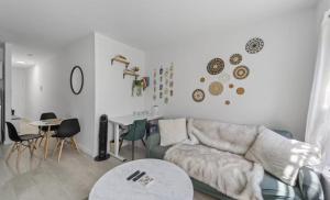 ein Wohnzimmer mit einer Couch und einem Tisch in der Unterkunft Oasis Apartment in the Heart of Union Square Downtown Manhattan in New York