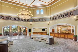 een grote lobby met een bank en een rechtszaal bij Sheraton Vistana Villages Resort Villas, I-Drive Orlando in Orlando +37 foto's