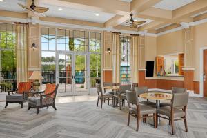 een lobby met tafels, stoelen en ramen bij Sheraton Vistana Villages Resort Villas, I-Drive Orlando in Orlando