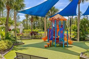 een speeltuin in een park met een blauwe luifel bij Sheraton Vistana Villages Resort Villas, I-Drive Orlando in Orlando
