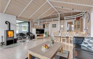 un soggiorno con divano e camino di Holiday Home Østmarken Toftlund Ix ad Arrild