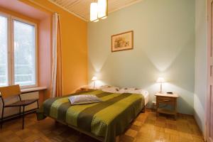 Un dormitorio con una cama, una silla y una ventana en Haeska Manor, en Haeska 36 fotos más