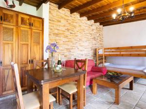 - une salle à manger avec une table et des lits superposés dans l'établissement Casa rural con piscina climatizada, barbacoa y Wi-Fi en Icod de los Vinos - ES-279-19, à Icod de los Vinos