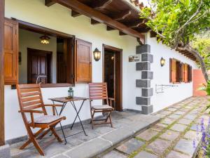 une terrasse avec deux chaises et une table dans l'établissement Casa rural con piscina climatizada, barbacoa y Wi-Fi en Icod de los Vinos - ES-279-19, à Icod de los Vinos