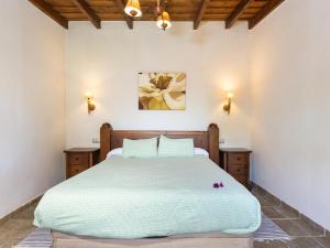 Posteľ alebo postele v izbe v ubytovaní Casa rural con piscina climatizada y jardín en Icod de los Vinos - ES-279-18