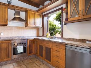 Kuchyňa alebo kuchynka v ubytovaní Casa rural con piscina climatizada y jardín en Icod de los Vinos - ES-279-18