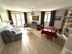 a living room with a couch and a table at Vallon des auffes - proche mer in Marseille