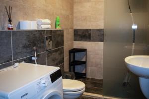 アンマンにあるAlghalayieny Modern Apartmentsのトイレと洗面台付きのバスルーム +33枚の写真