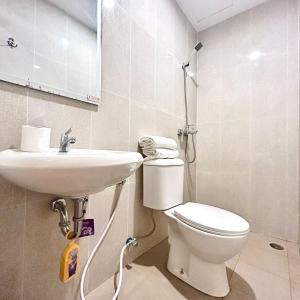 un bagno con un water e un lavandino di Priority Guest House Samarinda a Samarinda Altre 15 foto