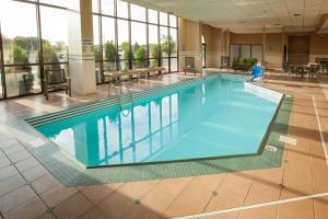 Bazén v ubytování Minneapolis Marriott Northwest nebo v jeho okolí