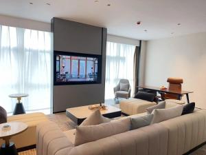TV a/nebo společenská místnost v ubytování Shanghai Maybeours Hotel