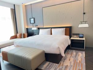 Postel nebo postele na pokoji v ubytování Shanghai Maybeours Hotel