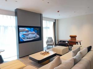 TV a/nebo společenská místnost v ubytování Shanghai Maybeours Hotel