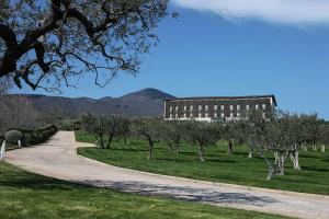 a dirt road leading to a building with trees at Grand Hotel Garden in Barile