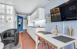 Η κουζίνα ή μικρή κουζίνα στο 1 Bedroom Beautiful Home In Fanø