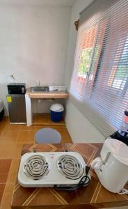 eine Küche mit einem Gerät auf einem Tisch in der Unterkunft Hermoso y Cómodo Departamento in Ciudad del Carmen