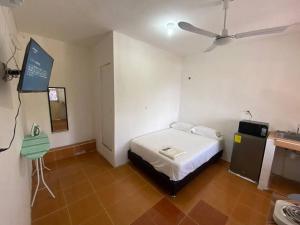 Zimmer mit Bett und Schild in der Unterkunft Hermoso y Cómodo Departamento in Ciudad del Carmen
