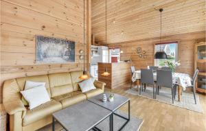 ein Wohnzimmer mit Sofa und Tisch in der Unterkunft 2 Bedroom Nice Home In Hemmet in Hemmet