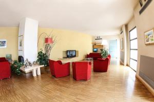 ein Wohnzimmer mit roten Stühlen und einem Sofa in der Unterkunft Grand Hotel Garden in Barile