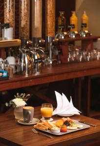 アーミデールにあるTattersalls Hotelのテーブル(2皿分の食べ物とオレンジジュース付)