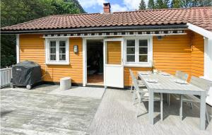 KvåsにあるKvåsnesetの家の外のテーブルと椅子