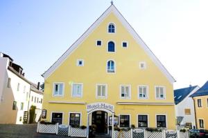 a large yellow building with a sign on it at Hotel am Markt in Greding