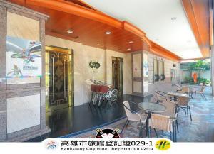 高雄市にあるKaRo Hotelの建物の中にテーブルと椅子があるレストラン