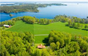 un'isola con una casa su un campo verde accanto a un lago di Stunning Home In Lidhult With Wifi a Lidhult Altre 15 foto