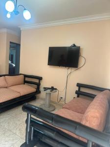 TV a/nebo společenská místnost v ubytování SUNSET 2 Bedroom Apt